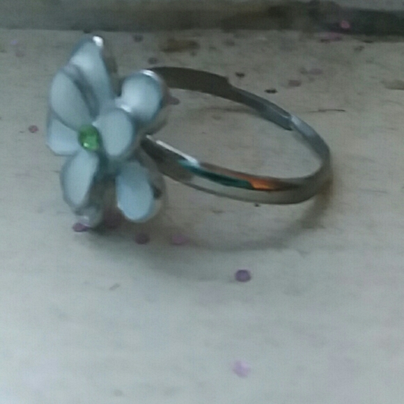 A flower ring that opens and closes to your size - Picture 1 of 2